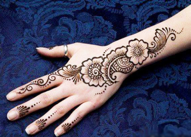 Decorate your hands with mehndi this Karwa Chauth.